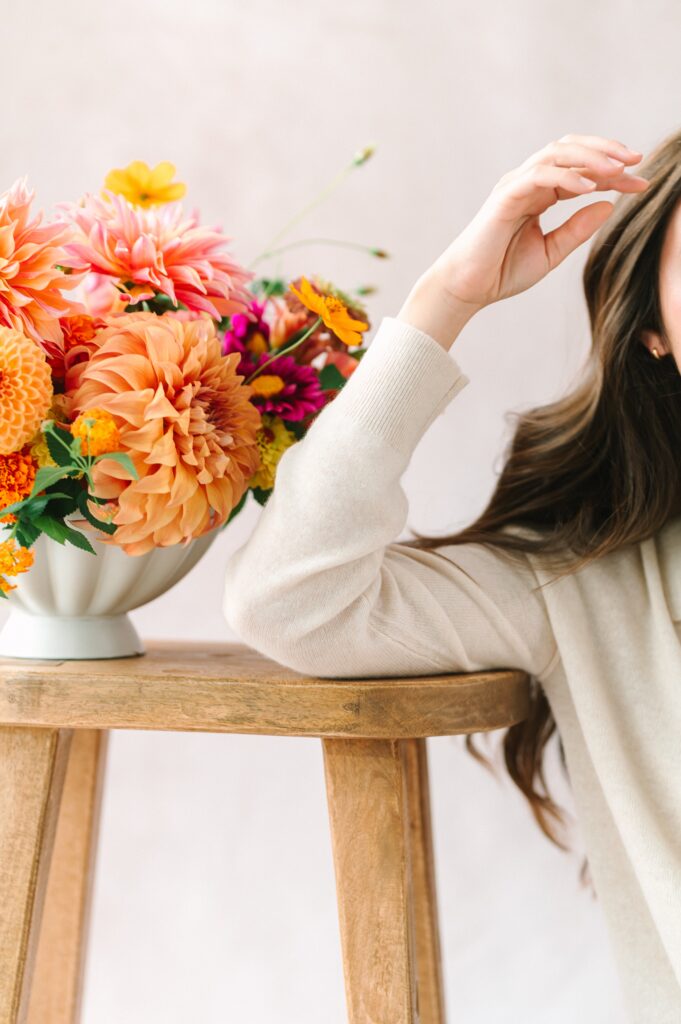 Detail photograph of a florist with a floral arrangement